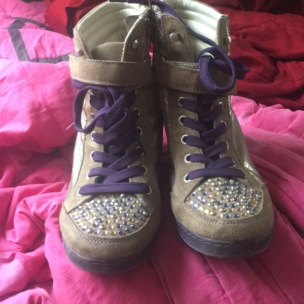 Princess Vera Wang Tan purple Rhinestone Wedges